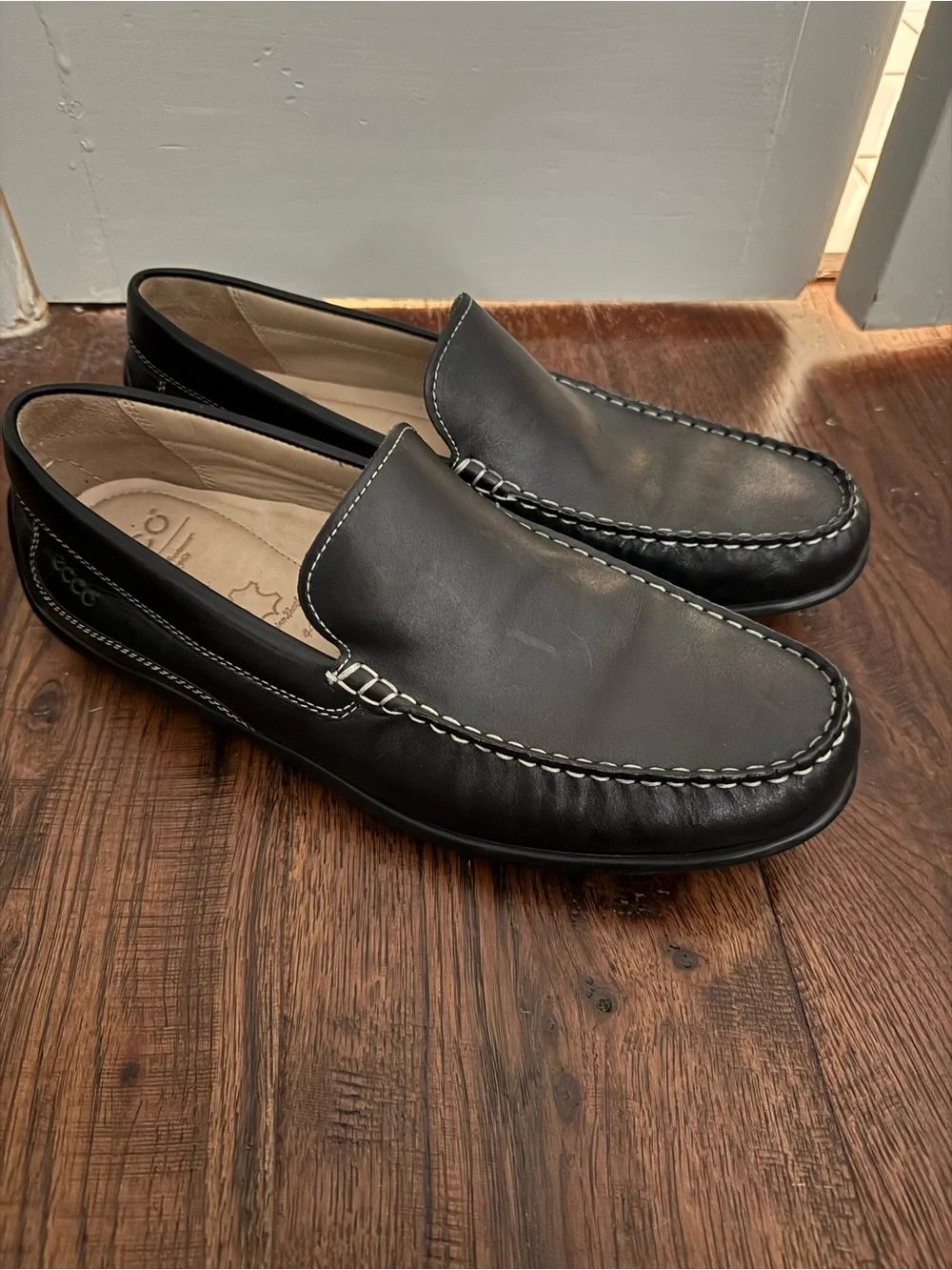 Ecco Men’s Black Leather Slip-On Loafers with Contrast Stitching